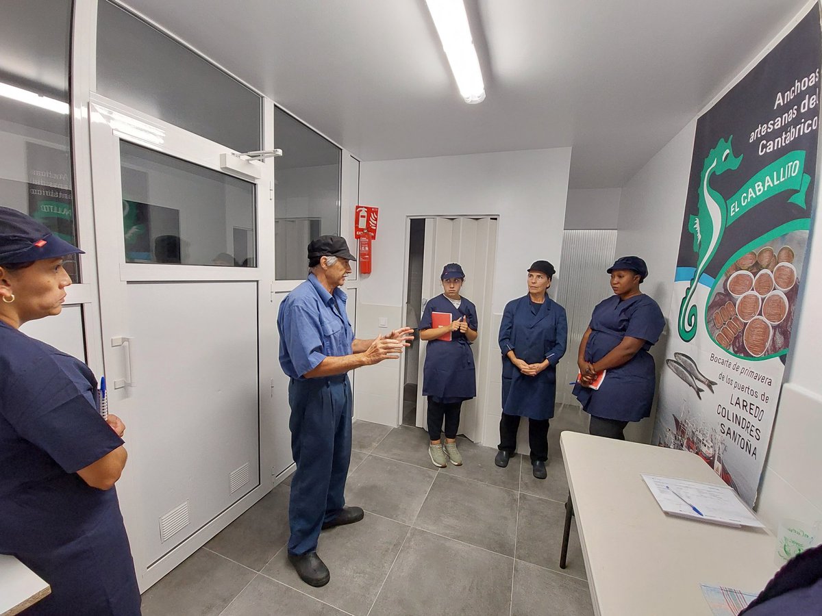 CRECantabria's tweet photo. El Plan de Empleo de Cruz Roja Cantabria estrena septiembre con  cursos.
En Laredo realizaron testeo de oficios con iniciación al fileteado de Anchoa.
Pas Pisueña inauguró en ADL Cayón la capacitación Desarrollo Sostenible de jardines, cultivos y viveros. Fondo Social Europeo https://t.co/glsFpOzIy6