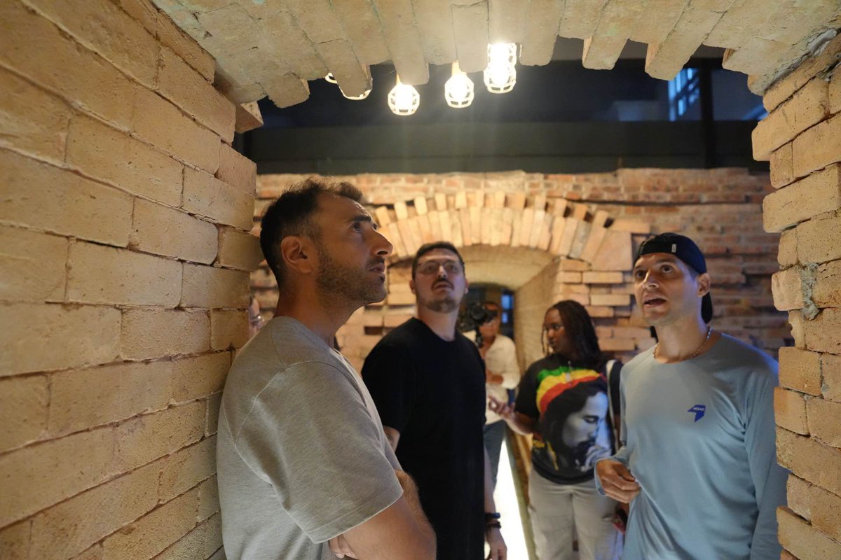 In #Zibo, a historic hub for ceramics and glass art, international influencers dove deep into the city's soul🌟👏. 

In Yanshen ancient town, they got hands-on with traditional colored glaze, unlocking the secrets of a 700-year-old heritage. #ZiboCulture