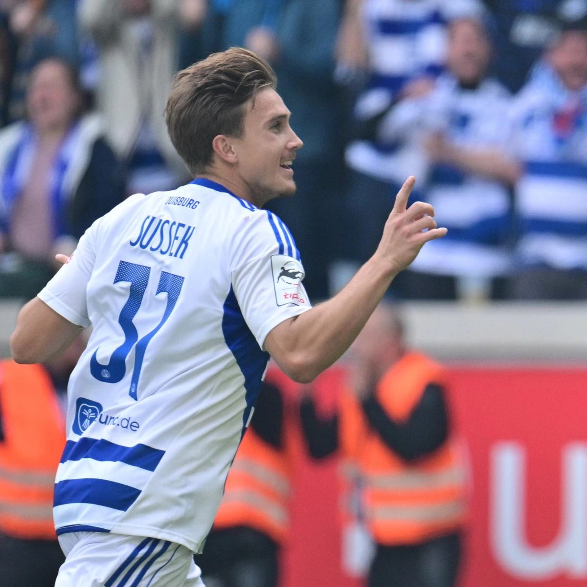 MSVDuisburgENG's tweet photo. TOPSPIEL 🚌 

🆚 FC Saarbrücken 
🕕 6pm (GNT)
🏟️ Ludwigsparkstadion
📱 MSV-ticker 
📺 Magenta Sport 

An early season top of the table clash in the Saarland. A big test, but we know what we can do 🦓💙 

#FCSMSV | #Duisburg | #3Liga https://t.co/JAtCJQni1r