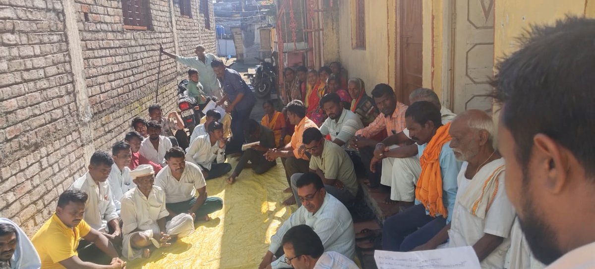 kamblesandeep12's tweet photo. "युवा शैक्षणिक व सामाजिक न्याय संघटना महाराष्ट्र" मार्फत राज्यातील ग्रामपंचायतमध्ये कंत्राट शिक्षक रद्द करून TET पात्र शिक्षकांचीच नियुक्ती करण्यात यावी म्हणून राज्यभर निवेदन मोहीम सुरू असताना ग्रामसभेत जिल्हापरिषद शाळा व ग्रामीण भागातील मुलाच्या शिक्षणाची समस्या यावर आपली बाजू मांडून निवेदन सादर केले उपस्थित प्रेम सर, माधव सर होते.
@dadajibhuse
@DRPANKAJBHOYAR
@mieknathshinde @Prksh_Ambedkar @INCHarshsapkal @PawarSpeaks @RRPSpeaks @satyajeettambe @Dev_Fadnavis @Dhananjay4INC
