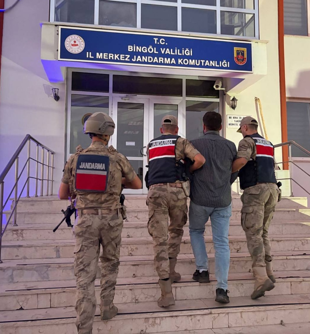 BingolJandarma's tweet photo. 📌Merkez İlçe mülki sınırları içerisinde aranan şahısların yakalanmasına yönelik yapılan titiz çalışmalar sonucunda;
✔️"Gece Vakti Yol Kesmek Suretiyle ya da Konut veya İş Yerinde Yağma" suçundan "4⃣ yıl  4⃣ ay  1⃣5⃣ gün" hapis cezası bulunan 1 şüpheli şahıs yakalanmıştır. https://t.co/xWd8LT57Kf