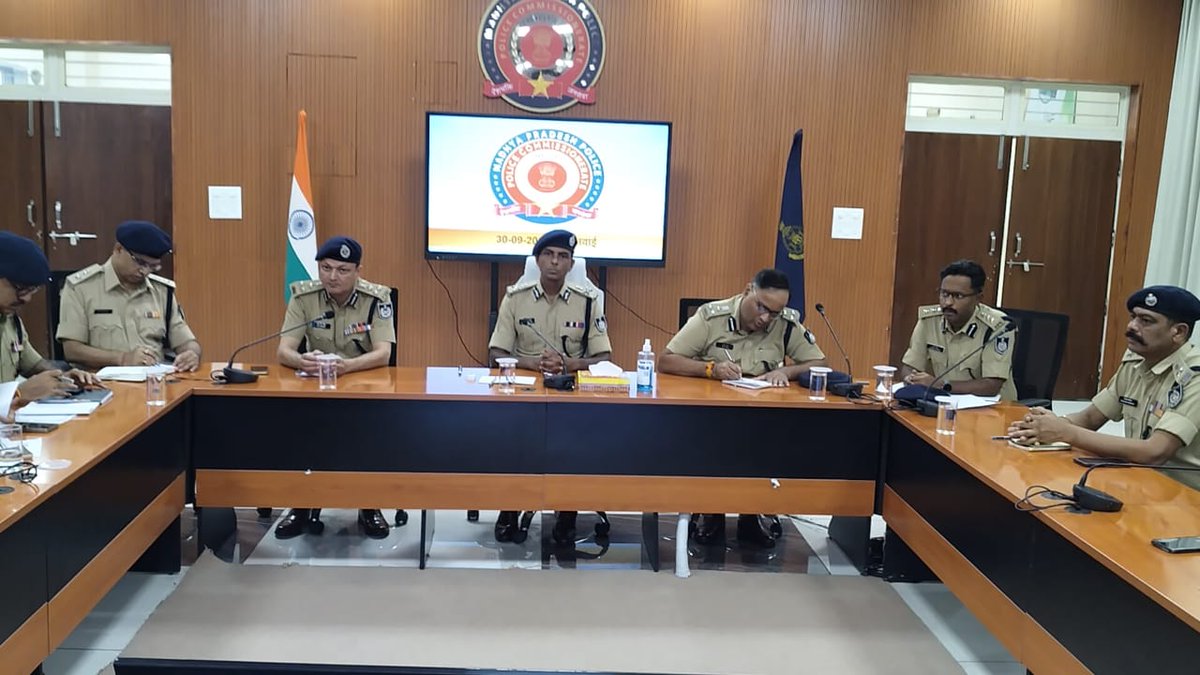 CP_INDORE's tweet photo. पुलिस कमिश्नर इंदौर ने आगामी त्यौहारो (महाअष्टमी, नवमी व दशहरे) को ध्यान में रखते हुए, सुरक्षा व्यवस्था व तैयारियों के संबंध में ली पुलिस अधिकारियों की बैठक।त्यौहारों के दौरान पर्याप्त पुलिस व्यवस्था के साथ विशेष सर्तकता रखने हेतु दिए आवश्यक दिशा निर्देश। https://t.co/IhI6shVLfj