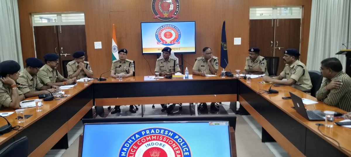 CP_INDORE's tweet photo. पुलिस कमिश्नर इंदौर ने आगामी त्यौहारो (महाअष्टमी, नवमी व दशहरे) को ध्यान में रखते हुए, सुरक्षा व्यवस्था व तैयारियों के संबंध में ली पुलिस अधिकारियों की बैठक।त्यौहारों के दौरान पर्याप्त पुलिस व्यवस्था के साथ विशेष सर्तकता रखने हेतु दिए आवश्यक दिशा निर्देश। https://t.co/IhI6shVLfj