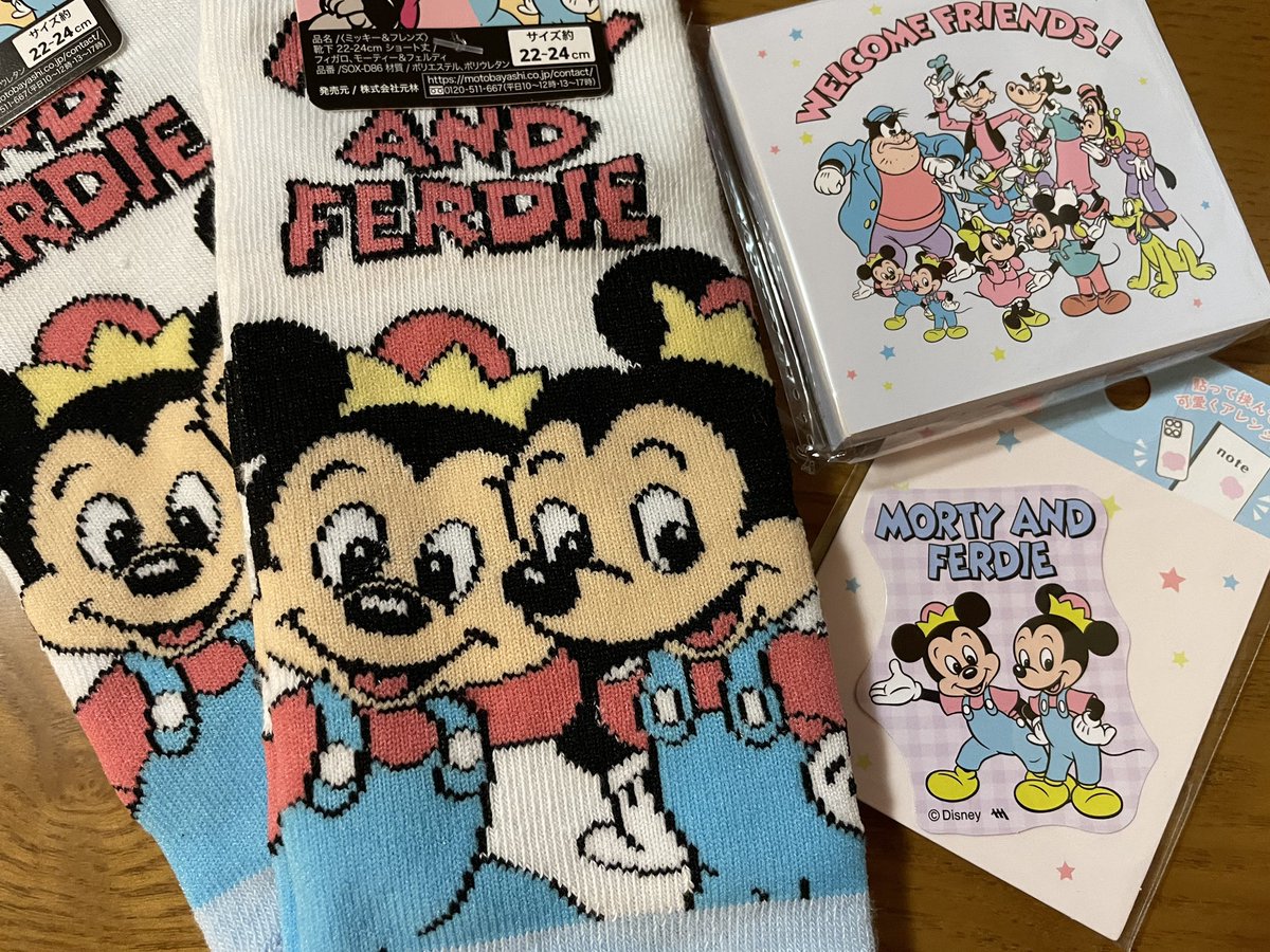 y0155m0201's tweet photo. セリアで推しに会えた😭
グッズ少ないキャラだから嬉しい❤️
靴下2組買っちゃったし、シールもっと欲しかった😂 https://t.co/ozyGtuG7n3