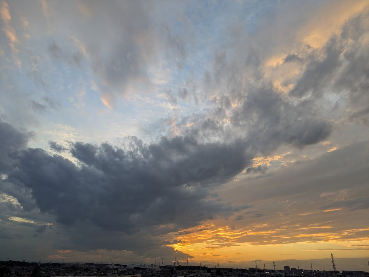 昨日の夕空

今日も昨日と同じくらいの時間になりました

ふと見た空が、え？明日で9月の終わりだよなって
思った雲の感じで撮りました

今日も小さい入道雲

スター・デストロイヤーやムサイのような雲が

暑さも今週位までかな　寒暖差にやられないようにして下さいね