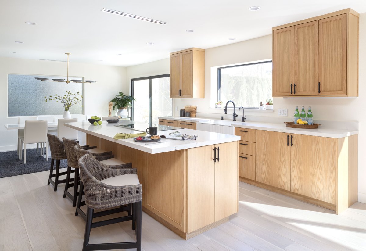 KeyIntDesigner's tweet image. A dark 1977 kitchen gets a wellness-centered glow-up from Pasadena's Soul Interiors Design.
Think: custom oak cabinetry, filtered water, produce-preserving refrigeration, and a 10-ft island made for connection.
See more on Houzz:
bit.ly/4eoJOmf
