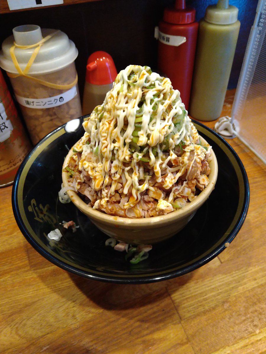 末廣家
14:55並び30名くらい👭
ラーメン脂多めほうれん草増しメガ味付玉子×2&amp;メガ釜焼きチャーシュー飯
今日も美味かった(*´﹃｀*)