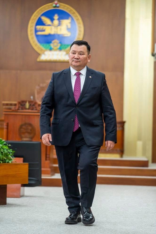 Хууль зүйн сайд Л.Мөнхбаатар улс төрийн зодооны хоморгонд явчихав уу. 
Гэхдээ яг юуг буруу хийгээд ажлаас халагдаж, хариуцлага тооцуулж буйгаа мэдсэн болов уу. Уг нь ингээд явчих хүн биш, том тохироо хийх ёстой доо. Эсвэл Зандан даргын эсрэг зоолттой нэг кноп нэмэгдэв үү 😃