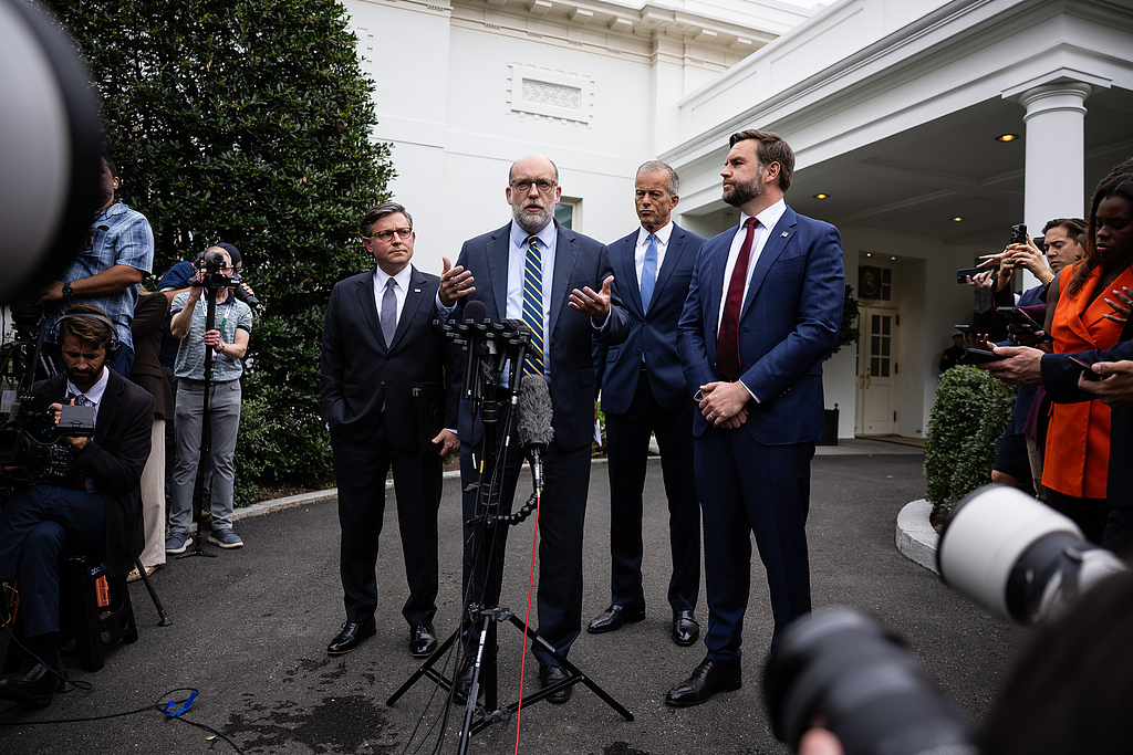 Frontlinestory's tweet photo. 💥 𝑼.𝑺. 𝑮𝒐𝒗𝒆𝒓𝒏𝒎𝒆𝒏𝒕 𝒐𝒏 𝑩𝒓𝒊𝒏𝒌 𝒐𝒇 #𝑺𝒉𝒖𝒕𝒅𝒐𝒘𝒏 — 𝑫𝒆𝒆𝒑 #𝑫𝒊𝒗𝒊𝒅𝒆𝒔 𝑬𝒙𝒑𝒐𝒔𝒆𝒅 #𝑼𝑺𝑺𝒉𝒖𝒕𝒅𝒐𝒘𝒏
⚡A high-stakes #WhiteHouse meeting ended today (Sept. 29) without a deal. #Republicans and #Democrats remain stuck, and the U.S. faces a partial government shutdown at 12:01 a.m. Wednesday.

🧨  𝑾𝒉𝒂𝒕'𝒔 𝒂𝒕 𝒔𝒕𝒂𝒌𝒆
⚡41% of  Health and Human Services staff could be furloughed
⚡Agencies told to prepare for #layoffs, not just furloughs
⚡Millions of Americans risk losing vital #services

⚠️ 𝑻𝒉𝒆 𝒃𝒊𝒈𝒈𝒆𝒓 𝒑𝒊𝒄𝒕𝒖𝒓𝒆
This is more than a #budget fight — it shows a #nation divided:
⚡Priorities: #healthcare vs. cuts
⚡Trust: both sides blaming the other
⚡Tactics: shutdown #threats, mass firings

U.S. Governance itself is becoming a battleground.