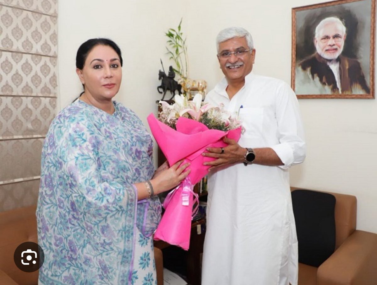 thardesertphoto's tweet photo. आज हमारे राजस्थान की उप मुख्यमंत्री @KumariDiya जी उनकी केंद्र में भाजपा सरकार के मंत्री @gssjodhpur जी द्वारा जोजरी नदी पर सालावास में बनाये गये पर्यटन स्थल जोजरी रिवरफ्रंट पर पधार रही है। वे राजस्थान की पर्यटन मंत्री हैं और पर्यटन को बढ़ावा देने वाले इस रिवरफ्रंट पर चाय कॉफी पीते हुए भी नजर आ सकती है।

साथ मे आज उनकी सरकार के मंत्री @JogarampatelMLA जी भी है जो सालावास में सड़क के उद्घाटन के बाद ट्रिटेड पानी से पनपाये हुए मिर्ची टमाटर को भी साथ भेंट के रूप में भेज सकते है।

एक पर्यटन मंत्री के नाते ये सब चीजें जरूर अनुभव कीजियेगा माननीय उपमुख्यमंत्री महोदया जी।