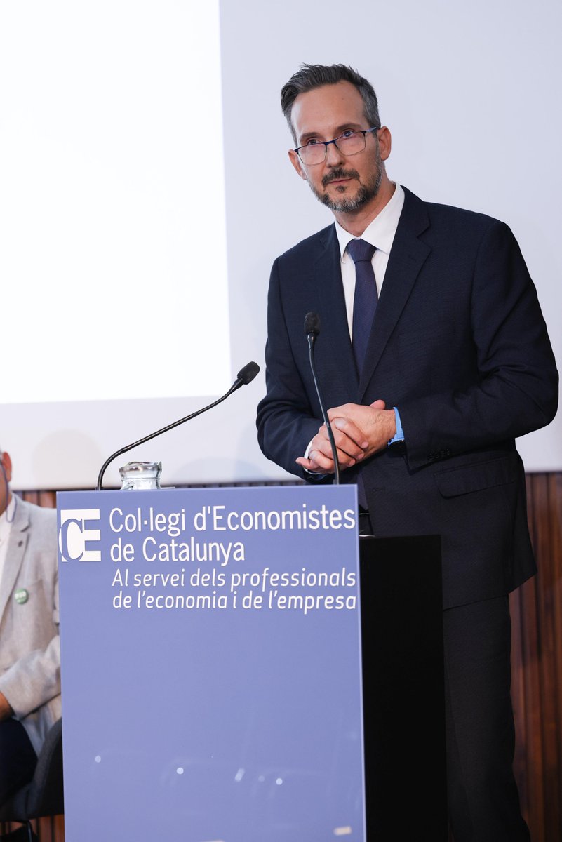 jordi_gual's tweet image. Ayer tuve el honor de representar al profesorado en la graduación del Máster en Auditoría y Contabilidad de la @UABBarcelona 

Felicidades a las promociones 2023 y 2024. Sois el futuro de nuestra profesión. ¡Mucho éxito! 👏

#GraduaciónUAB #Auditoría #Contabilidad #MásterUAB