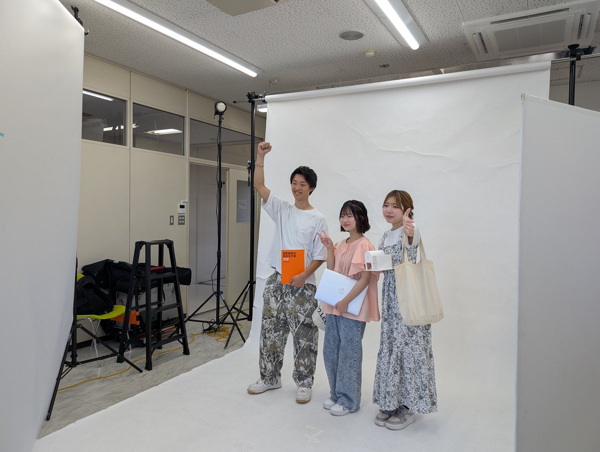 Nnikken's tweet photo. 次年度パンフレットの撮影をしました！📸📚どんな仕上がりになるか楽しみだな〜🤭🩵
#新潟日建工科専門学校 https://t.co/oxRGFcRryr