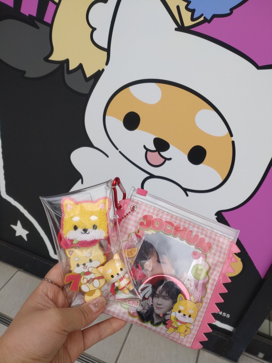 m_ini_zuki613's tweet photo. 今日は毎月会ってるMINI友とJAMINIその他諸々会🤭笑
着々と増えるまめちぃ🐶🫛
ダイバシティのジェオチャムイベントがハロウィーンで可愛くてみたかったので行ってきました☺
ステッカーはマイクンだったけどその場でモコちゃんと交換成立
お互いの推しが引けて最高✨️
#JAMINI
#JOCHUM https://t.co/Yp2jHK3WHn