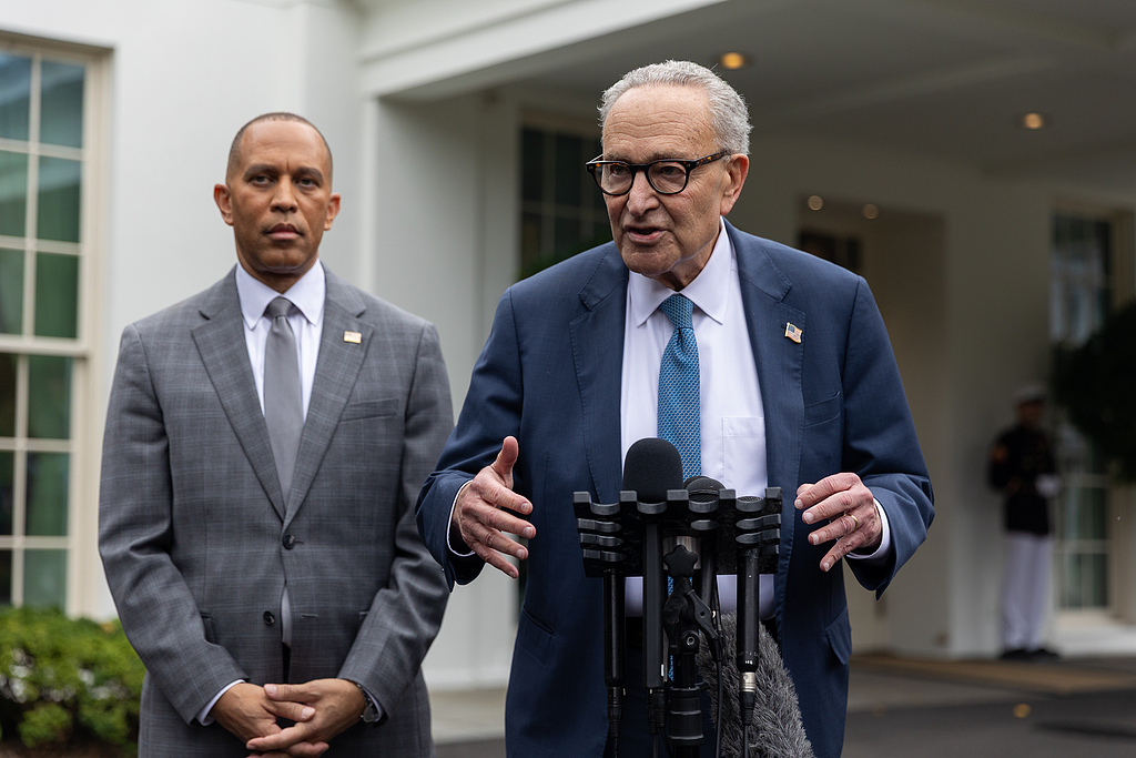 Frontlinestory's tweet photo. 💥 𝑼.𝑺. 𝑮𝒐𝒗𝒆𝒓𝒏𝒎𝒆𝒏𝒕 𝒐𝒏 𝑩𝒓𝒊𝒏𝒌 𝒐𝒇 #𝑺𝒉𝒖𝒕𝒅𝒐𝒘𝒏 — 𝑫𝒆𝒆𝒑 #𝑫𝒊𝒗𝒊𝒅𝒆𝒔 𝑬𝒙𝒑𝒐𝒔𝒆𝒅 #𝑼𝑺𝑺𝒉𝒖𝒕𝒅𝒐𝒘𝒏
⚡A high-stakes #WhiteHouse meeting ended today (Sept. 29) without a deal. #Republicans and #Democrats remain stuck, and the U.S. faces a partial government shutdown at 12:01 a.m. Wednesday.

🧨  𝑾𝒉𝒂𝒕'𝒔 𝒂𝒕 𝒔𝒕𝒂𝒌𝒆
⚡41% of  Health and Human Services staff could be furloughed
⚡Agencies told to prepare for #layoffs, not just furloughs
⚡Millions of Americans risk losing vital #services

⚠️ 𝑻𝒉𝒆 𝒃𝒊𝒈𝒈𝒆𝒓 𝒑𝒊𝒄𝒕𝒖𝒓𝒆
This is more than a #budget fight — it shows a #nation divided:
⚡Priorities: #healthcare vs. cuts
⚡Trust: both sides blaming the other
⚡Tactics: shutdown #threats, mass firings

U.S. Governance itself is becoming a battleground.