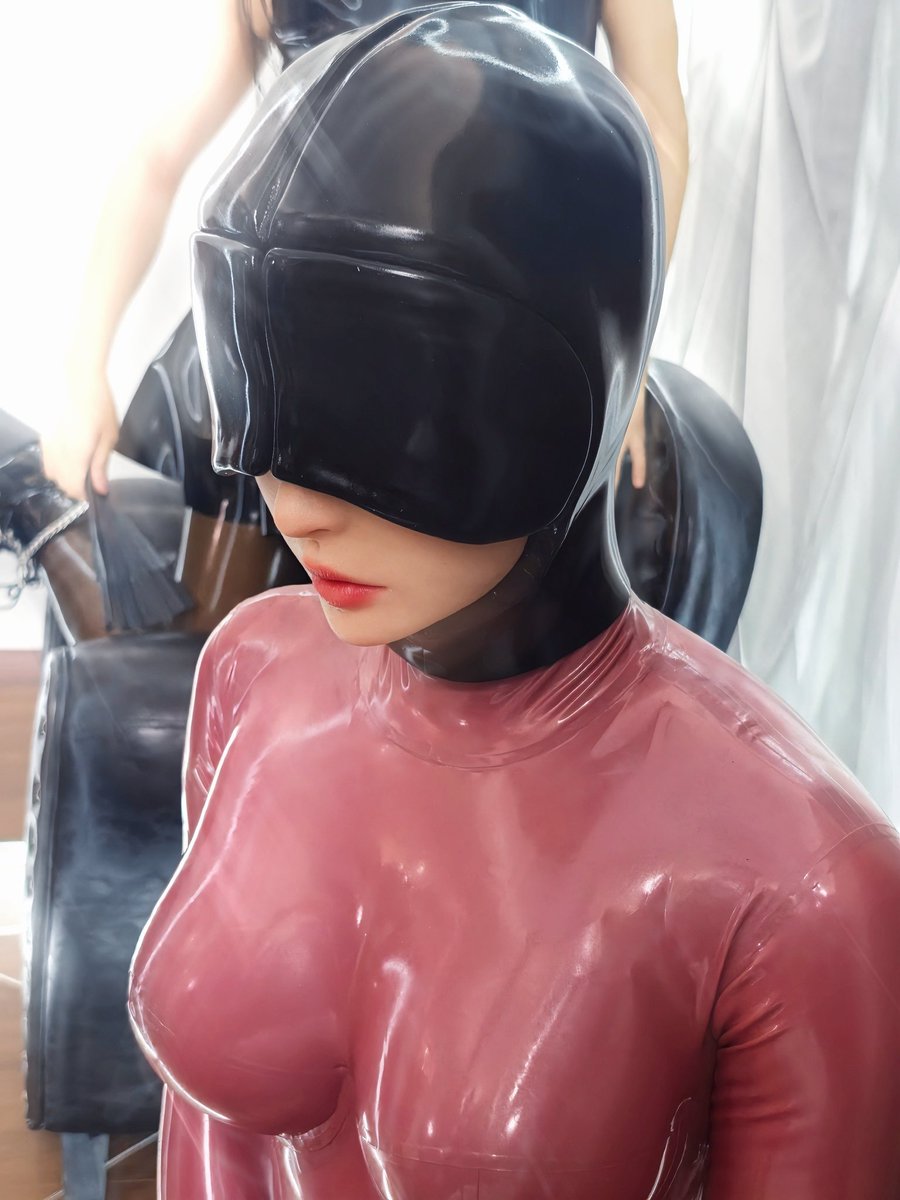 Latex_YY's tweet photo. 逐渐被包裹侵蚀，只想被填满
📷@Violette0106
@Magiclatex712
@DMSfetish https://t.co/LRVD6wDvyR
