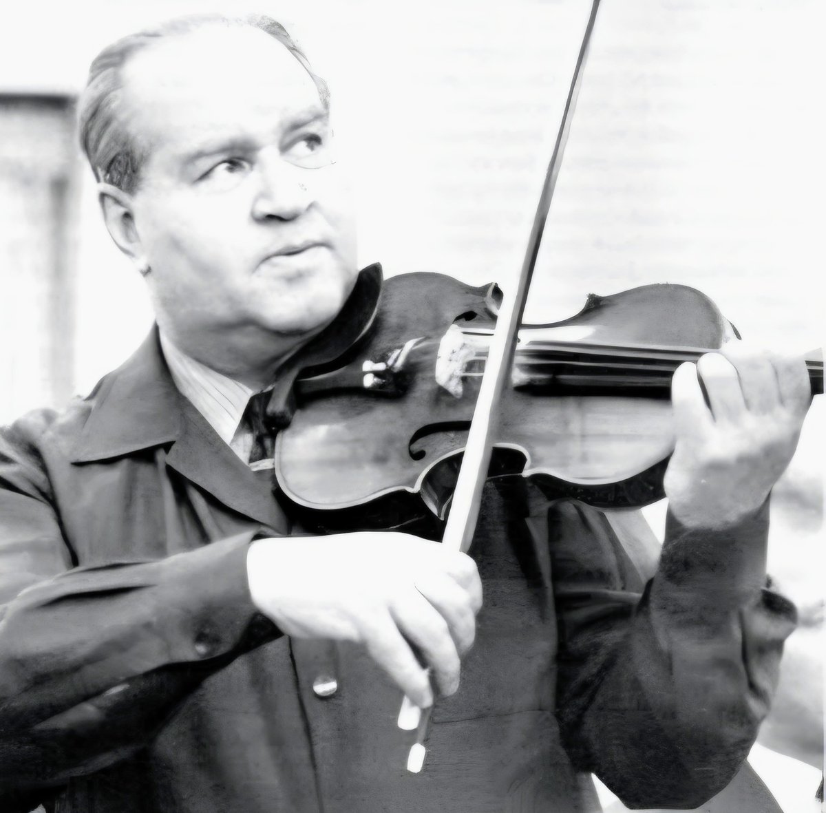 ConrothN's tweet image. Happy birthday to the legendary #violinist #DavidOistrakh, born this day in 1908 in #Odessa 🎂🎻🌹. 

He won first prize in 1937 at the International Ysaÿe Competition in #Brussels, now known as the Queen Elizabeth Competition 🎻🇧🇪.
One of the most-recorded violinists of all time