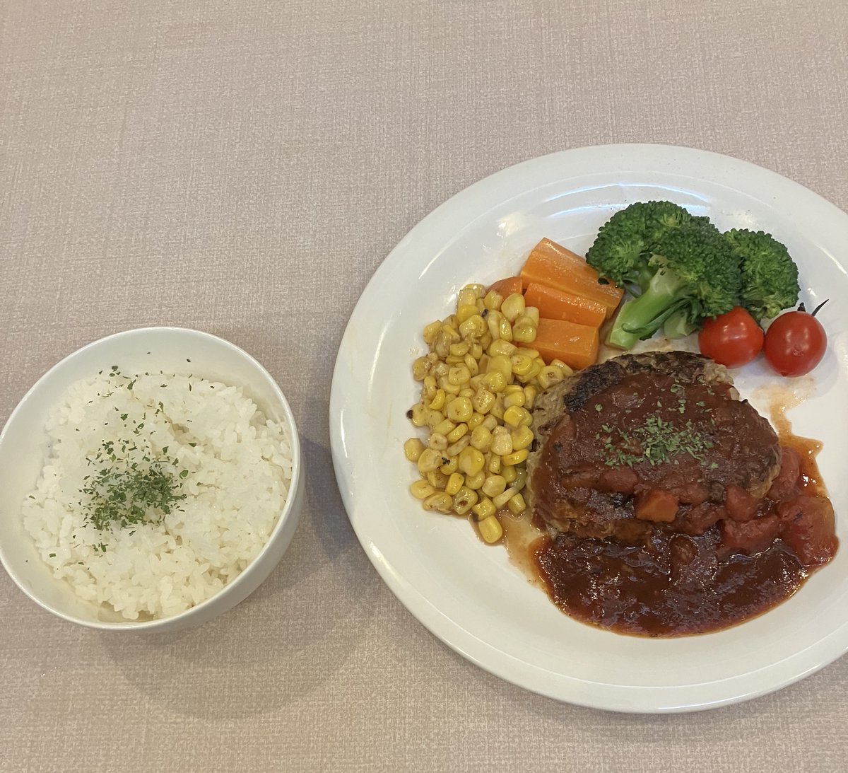 福与喫茶で夕飯です。
こたつちゃんのハンバーグセットいただきます٩(๑❛ᴗ❛๑)۶
<a href="/loungefukuyo/">福与喫茶（ふくよカフェ）-ぽっちゃりメイドカフェ&TCGカードゲームラウンジ</a>