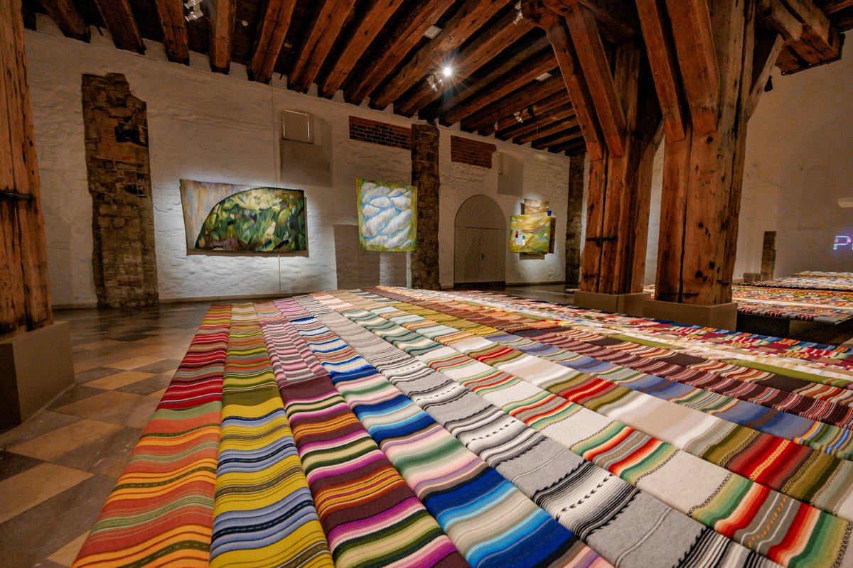 🎊 Ar prieku paziņojam, ka izstāde "Pļava: Ivetas Vecenānes gobelēni un amata meistaru segas" iekļuvusi Latvijas Sabiedriskā medija gada balvas kultūrā "Kilograms kultūras 2025" finālistos kategorijā "Vizuālā māksla"! ♥️  
👉 Plašāk bit.ly/3WgOTVS