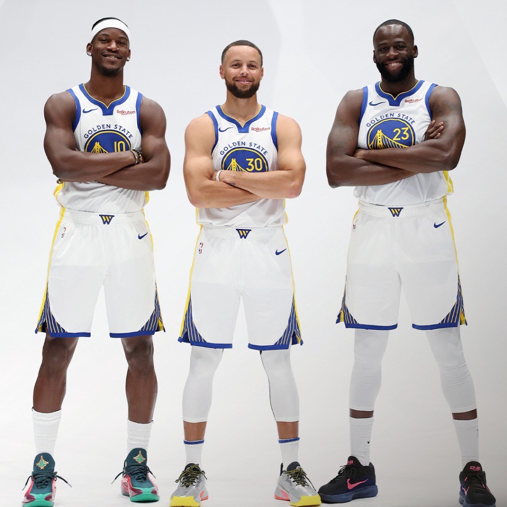 brasilcoast2's tweet photo. 🗣️ Stephen Curry AVISA:

“Sabemos que saudáveis temos condição de brigar contra QUALQUER TIME da liga.

CONTINUO lembrando a TODOS vocês: fomos um dos melhores times da NBA no final da temporada.

Chegamos nos playoffs e vencemos Houston aproveitando o embalo da troca do Jimmy.

Agora são 82 jogos para chegarmos na reta final podendo respirar, e não correndo uma maratona para classificar aos playoffs. Agora já sabemos o que fazer, é manter isso sem precisar redescobrir tudo de novo (química do time).

Isso (momento pós Butler) por si só já é motivação o suficiente. Se estendermos isso durante toda a temporada é mando de quadra.”