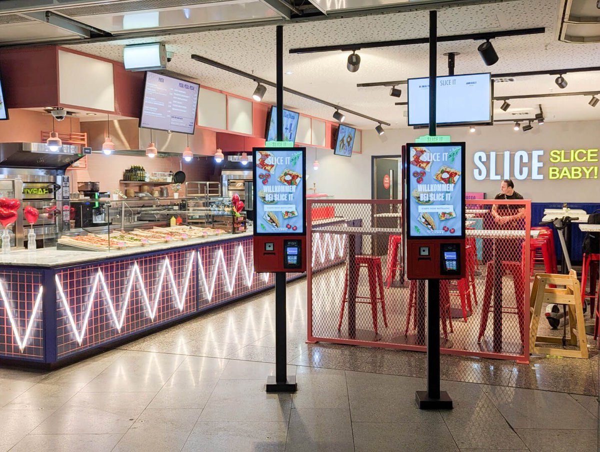 PanOstonRetail's tweet photo. Two double-sided ESSENCE self-order terminals from Pan Oston in action at Slice-IT, an innovative pizza-to-go concept in the hall of Berlin Central Station. Developed and installed in collaboration with our partner Smoothr (Sterlix GmbH) https://t.co/URH84b8Og7