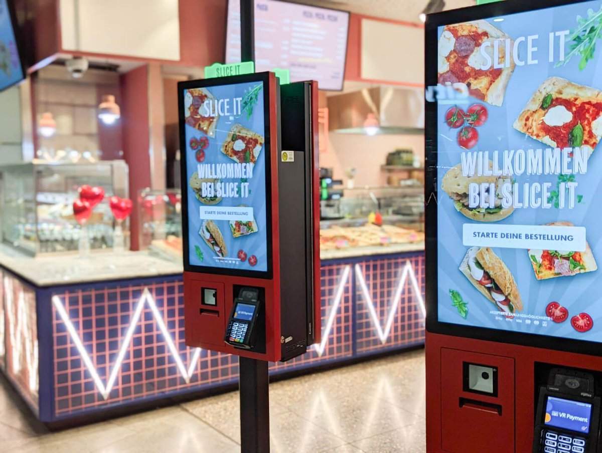 Two double-sided ESSENCE self-order terminals from Pan Oston in action at Slice-IT, an innovative pizza-to-go concept in the hall of Berlin Central Station. Developed and installed in collaboration with our partner Smoothr (Sterlix GmbH)