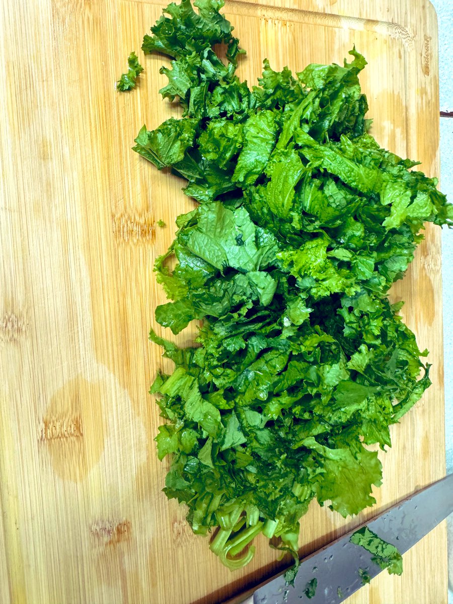 FugaciousOne's tweet photo. Rainy night, a glass of wine, and smell of freshly made saag in the air… 
#WelcomeFall
 #Rain https://t.co/fx7sfB3Mpe