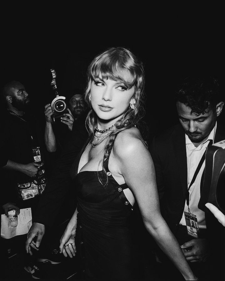 repsgrammy's tweet photo. this picture is so showgirl omg https://t.co/XTzqd66BZ4