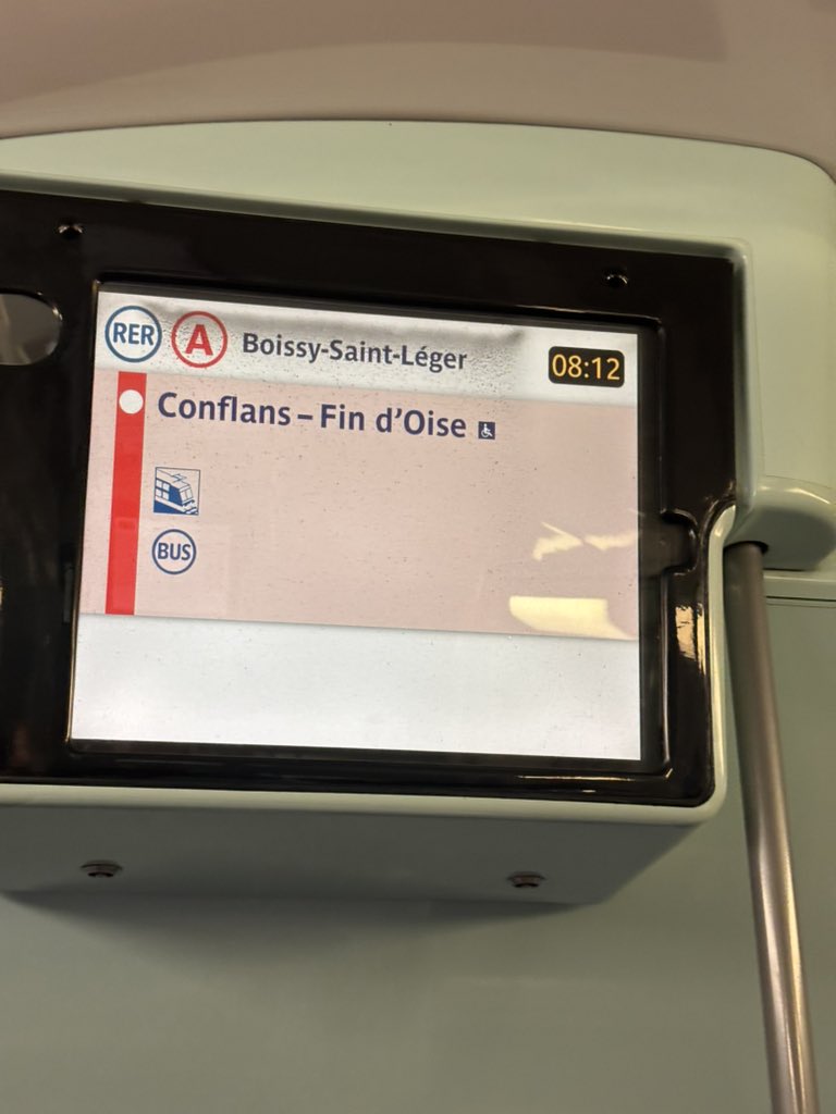 mariongds's tweet photo. @RER_A le train en direction de St Germain en laye et stationnant à Gare de Lyon présente cette signalisation … https://t.co/B1q9NMVVGl