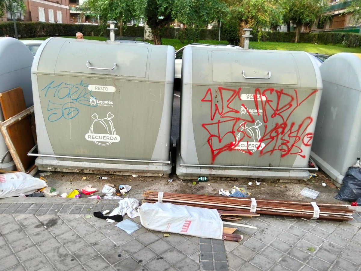 fjmarquezo's tweet image. 💩Imágenes de esta misma mañana en la calle La Rioja de Zarzaquemada. 
Esta es la situación que vive #Leganes. 
Cada vez peor: enseres, basura, jardines sin cuidar y zonas sin desbrozar. 
No es una excepción 💩💩💩
Son #Hechos.
