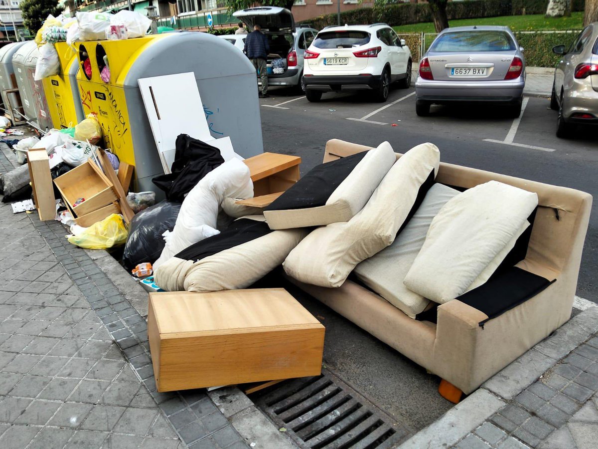 fjmarquezo's tweet image. 💩Imágenes de esta misma mañana en la calle La Rioja de Zarzaquemada. 
Esta es la situación que vive #Leganes. 
Cada vez peor: enseres, basura, jardines sin cuidar y zonas sin desbrozar. 
No es una excepción 💩💩💩
Son #Hechos.