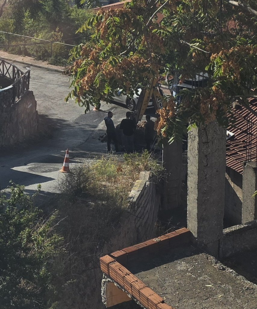 Saatlerdir başında durup sadece izliyorlar.
Sorduğumuzda bi parça beklediklerini söylüyorlar. 
Arızaya müdahaleye eksik malzemeyle geliyorsun. Çok enteresan... #iski <a href="/iskignmudurlugu/">İSKİ Genel Müdürlüğü</a> <a href="/iski_destek/">İSKİ Destek</a>