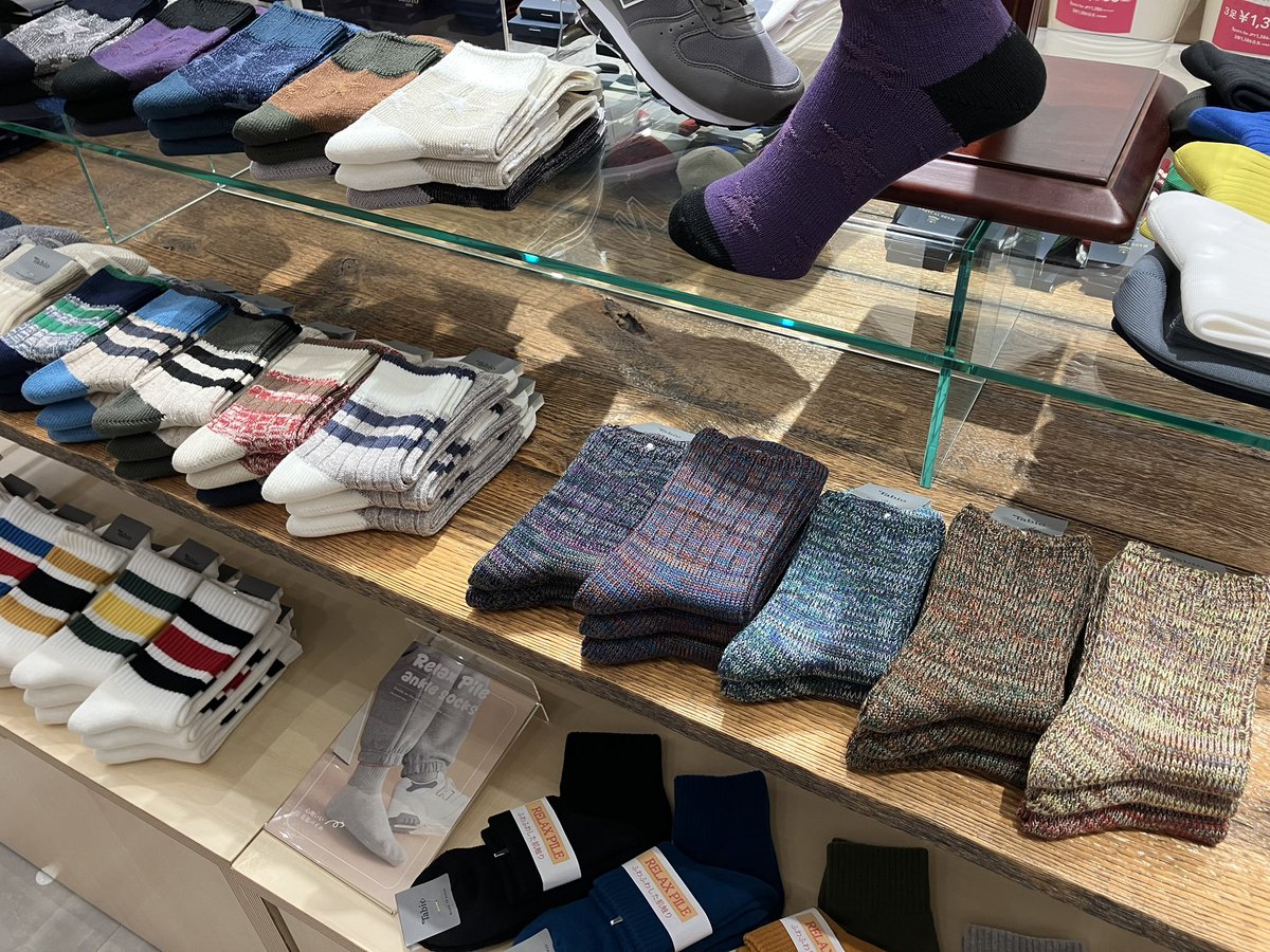 本日は､大阪府門真市に。
ららぽーと門真店の1階の靴下屋に来ました。

少し気温が涼しくなり、アウトドアを意識し始める時期になりましたね。靴下屋のメンズコーナーにはアウトドアにピッタリの靴下もたくさん並んでいました。

良い感じでしたよ〜

メンズ営業G