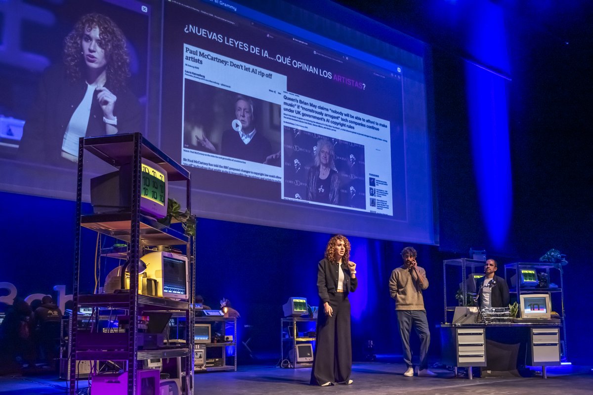 T3chFest's tweet image. ¿Quieres ser la próxima persona en subirse al escenario de T3chFest? Ya puedes enviarnos tus ideas para charlas en el Call for Talks 🚀
Buscamos charlas sobre innovación tecnológica o científica, de cualquier tema y no se necesita experiencia siendo ponente. Priorizamos charlas…