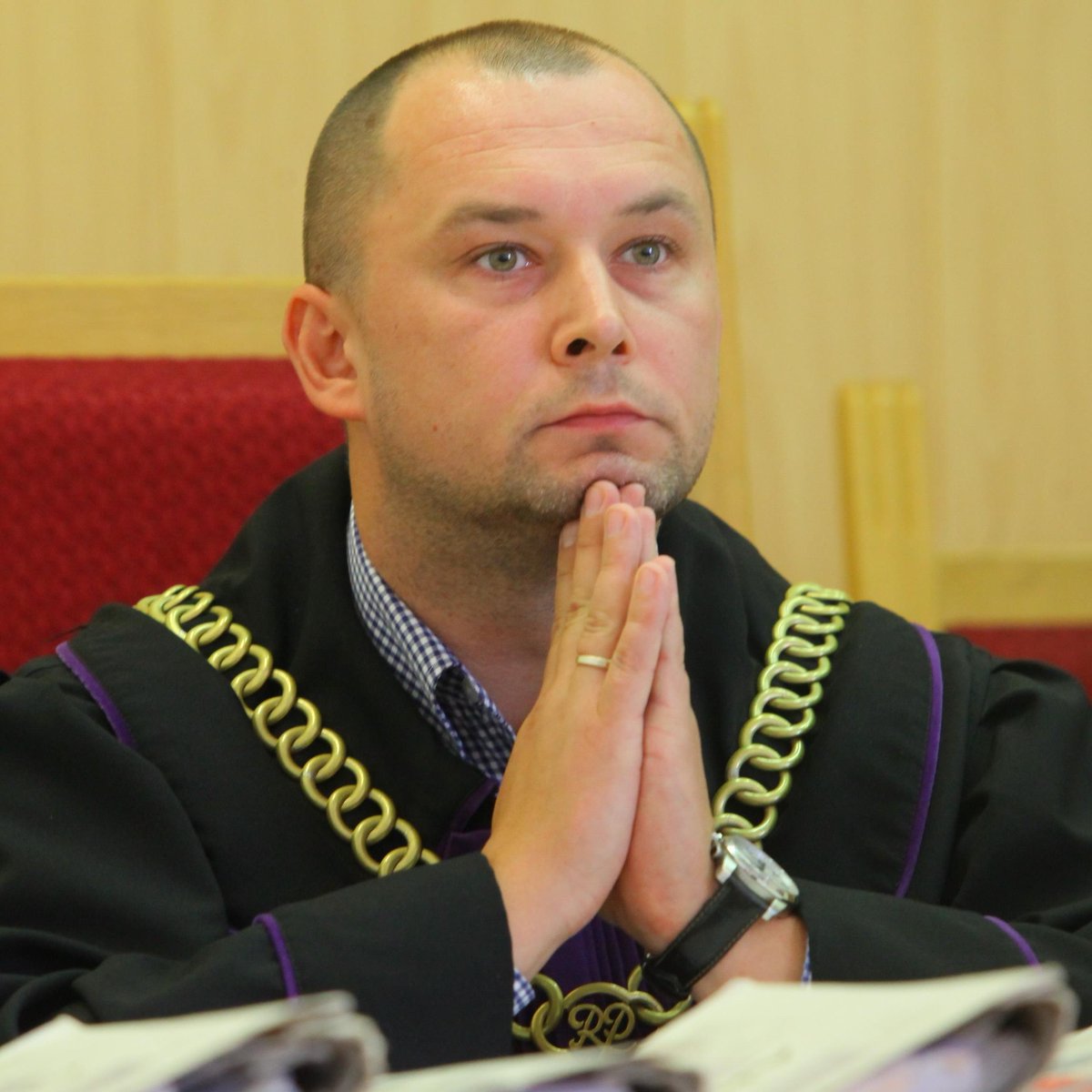 Skutki natychmiastowe dla Iwańca:
🔴nie może brać udziału w rozprawach, posiedzeniach ani wydawać orzeczeń,
🔴utrata dostępu do akt i narzędzi służbowych – zostaje odcięty od obowiązków orzeczniczych.,
🔴obniżenie wynagrodzenia – zgodnie z art. 130 ust. 2 u.s.p. sędzia zawieszony