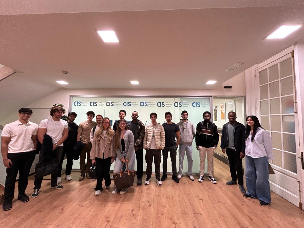 CIS_Institucion's tweet image. 👩🏻‍🎓 Nos han visitado los alumnos y alumnas de la Geneva Business School.

Han conocido las instalaciones y trabajo que se realiza en el CIS y la exposición por el 60 aniversario de la institución.