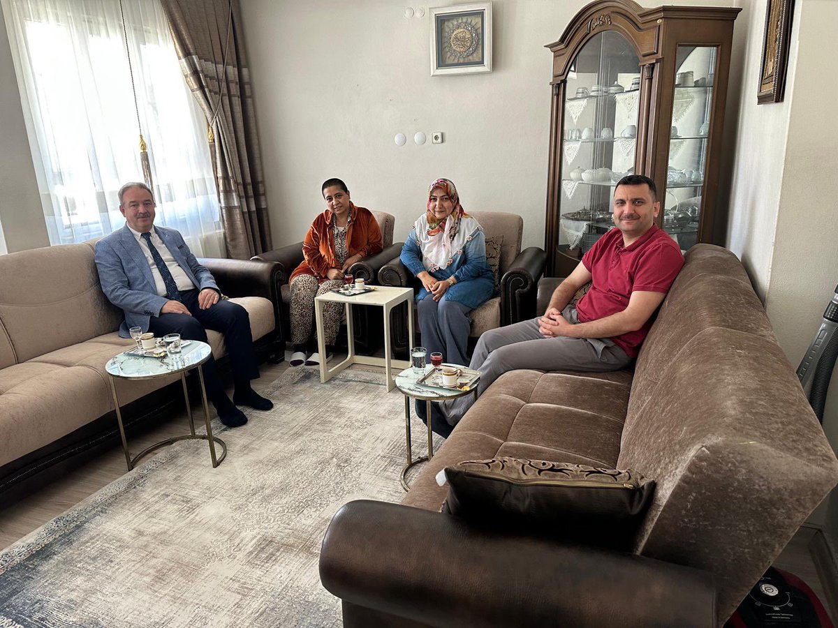 İl Müdürümüz Mehmet Zeki Eryarsoy ve İl Müdür Yardımcımız Ümit Çiçek Stilist/Ressam Leyla Tunç’a geçmiş olsun ziyaretinde bulundu.
#AileYılı
<a href="/tcailesosyal/">T.C. Aile ve Sosyal Hizmetler Bakanlığı</a>
<a href="/batmanvaliligi/">Batman Valiliği</a>