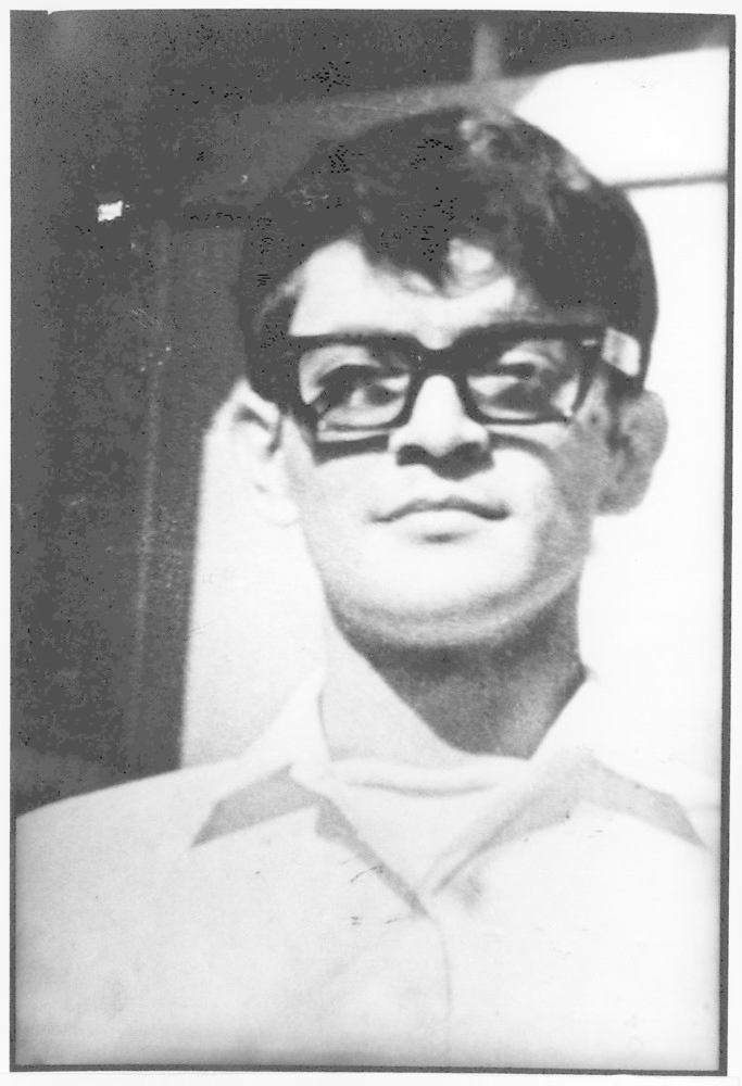 ANPIRomaPosti's tweet photo. Funzionario del #CELADE, #FernandoDeLaCruzOlivaresMori venne arrestato sul suo posto di lavoro, a #SantiagoDelCile il #5ottobre 1973, da componenti della Marina cilena.Aveva 27 anni.Trasferito presso l'#EstadioNacional a tutt'oggi risulta scomparso. https://t.co/w6EP8KiuIn