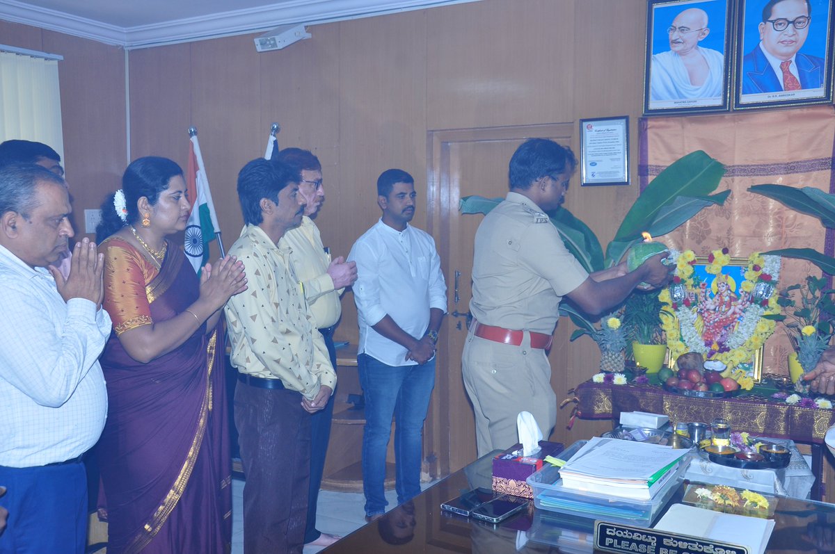 SPTumkur's tweet photo. ದಸರಾ ಹಬ್ಬದ ಪ್ರಯುಕ್ತ ಇಂದು ನಮ್ಮ ಜಿಲ್ಲಾ ಪೊಲೀಸ್ ಕಛೇರಿಯಲ್ಲಿ ಪೂಜೆ ನೆರೆವೇರಿಸಲಾಯಿತು.
#TumakuruDistrictPolice
#DasaraPooja #DpoTkr
@venkatashok https://t.co/YYxtMnm51q