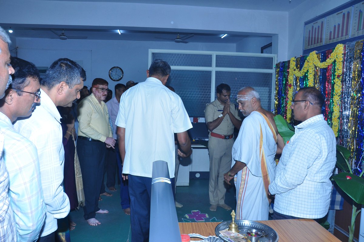 SPTumkur's tweet photo. ದಸರಾ ಹಬ್ಬದ ಪ್ರಯುಕ್ತ ಇಂದು ನಮ್ಮ ಜಿಲ್ಲಾ ಪೊಲೀಸ್ ಕಛೇರಿಯಲ್ಲಿ ಪೂಜೆ ನೆರೆವೇರಿಸಲಾಯಿತು.
#TumakuruDistrictPolice
#DasaraPooja #DpoTkr
@venkatashok https://t.co/YYxtMnm51q