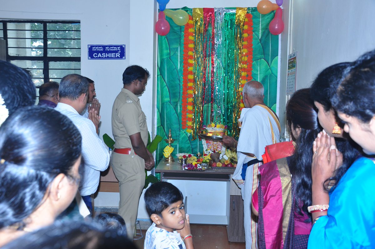 SPTumkur's tweet photo. ದಸರಾ ಹಬ್ಬದ ಪ್ರಯುಕ್ತ ಇಂದು ನಮ್ಮ ಜಿಲ್ಲಾ ಪೊಲೀಸ್ ಕಛೇರಿಯಲ್ಲಿ ಪೂಜೆ ನೆರೆವೇರಿಸಲಾಯಿತು.
#TumakuruDistrictPolice
#DasaraPooja #DpoTkr
@venkatashok https://t.co/YYxtMnm51q