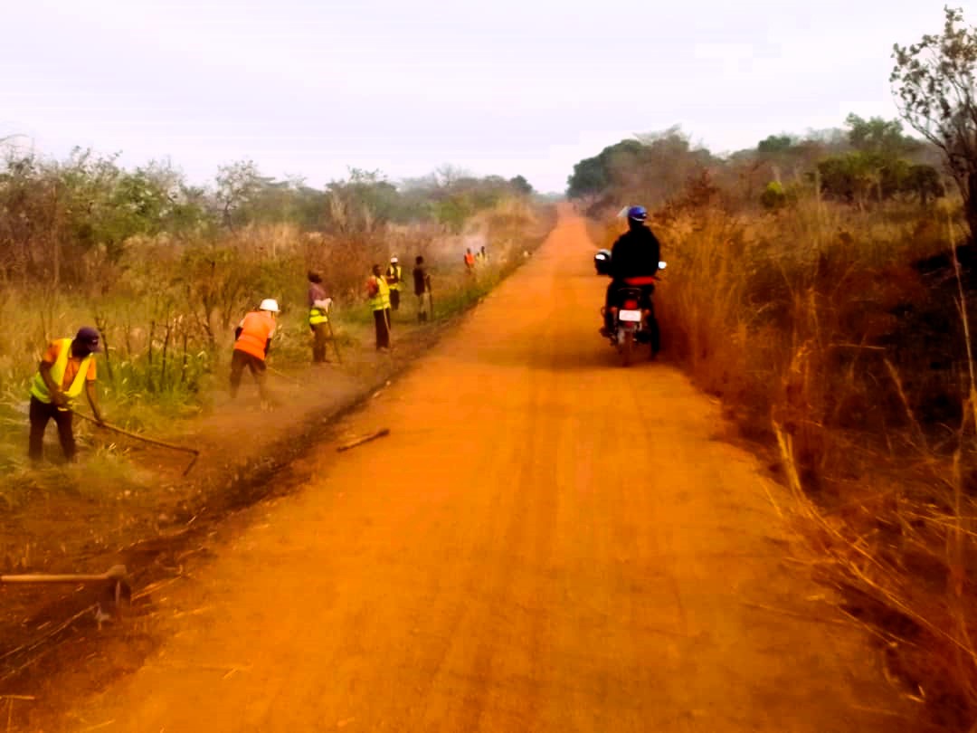 OvdaRdcOff's tweet photo. Le Directeur Provincial de l’ OVDA Haut-Katanga, Ir Hector MULOBE MBUYU, a effectué une mission d’inspection des travaux d’entretien routier inscrits dans le cadre du Programme d’Entretien Routier 2025 (PER 2025)👇🏻👇🏻👇🏻. 

https://t.co/Qkxh2CfiTa https://t.co/ROQiNyvGs1