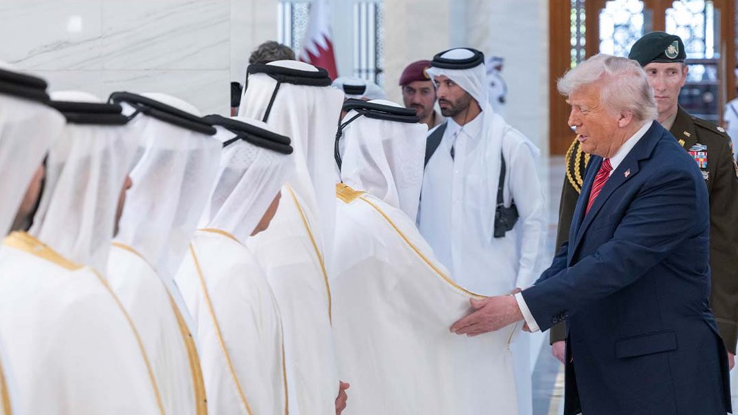 ترامب وصف سمو الأمير بـ"الشخص المذهل اللي يسعى للسلام"، وأكد إن لسموه دور مهم ومحوري في تهدئة التوترات الإقليمية. #قطر_للوساطة #تميم_بن_حمد #السلام