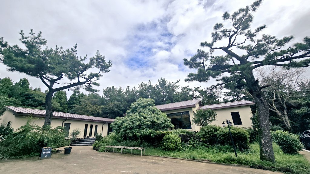 chagazoa1111's tweet photo. 화수다옥 맡김차림

제주 중산건쪽에있는 화수다옥
나오는 리뷰가없어 갈까말까고민하다 다녀왓다. 예약없이가 티코스 문의하니 2시에 예약이있어 같이 참여가능하다하여 기다림 기다리는동안 웰컴드링크 한잔을 내주셨는데 시원하고 컵이 너무 귀여웠다 https://t.co/Y8V5s9PCxs