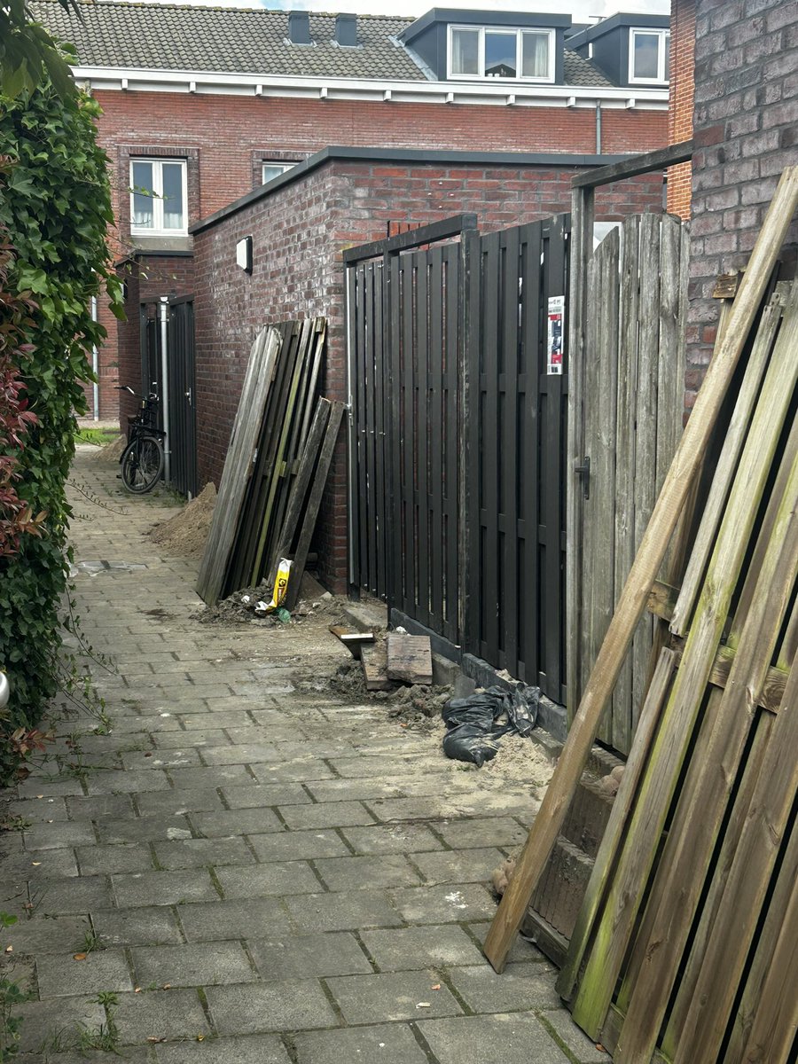 siebe017's tweet photo. @GemeenteUtrecht bewoners Richard Geneestraat 5 en 7, verbouwen hun tuin. Nu staan al weken hun oude schuttingen in de poort. Nu het donker wordt, wordt het gevaarlijk https://t.co/DDuyBtwcaX