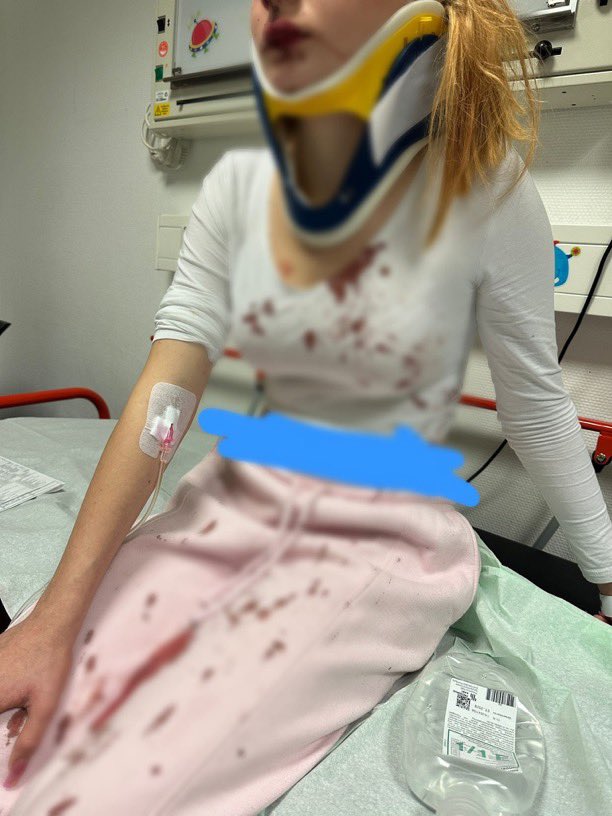 🇩🇪 Help this mother!

Her 14 year old girl was brutally beaten, then they were threatened. The police is not helping!

The mother tried to help herself and recorded the threats on her phone, so the police seized the phone!

It’s insane. Share their story, it helps!

1/ link