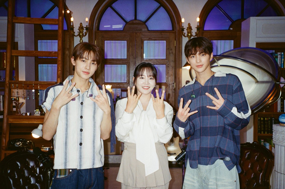 M2MPD's tweet photo. 필름카메라로 기록한 9월의 추억📸 10월에도 쭈욱 엠투와 함께해요❣ #9월의엠투 #M2film #우쥬레코드 #윤하 #코르티스 #YOUNHA #CORTIS @younhaholic @cortis_bighit https://t.co/PP3BUNPpMV