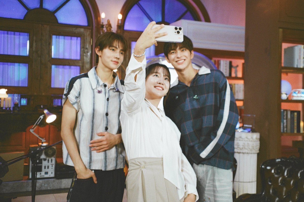 M2MPD's tweet photo. 필름카메라로 기록한 9월의 추억📸 10월에도 쭈욱 엠투와 함께해요❣ #9월의엠투 #M2film #우쥬레코드 #윤하 #코르티스 #YOUNHA #CORTIS @younhaholic @cortis_bighit https://t.co/PP3BUNPpMV