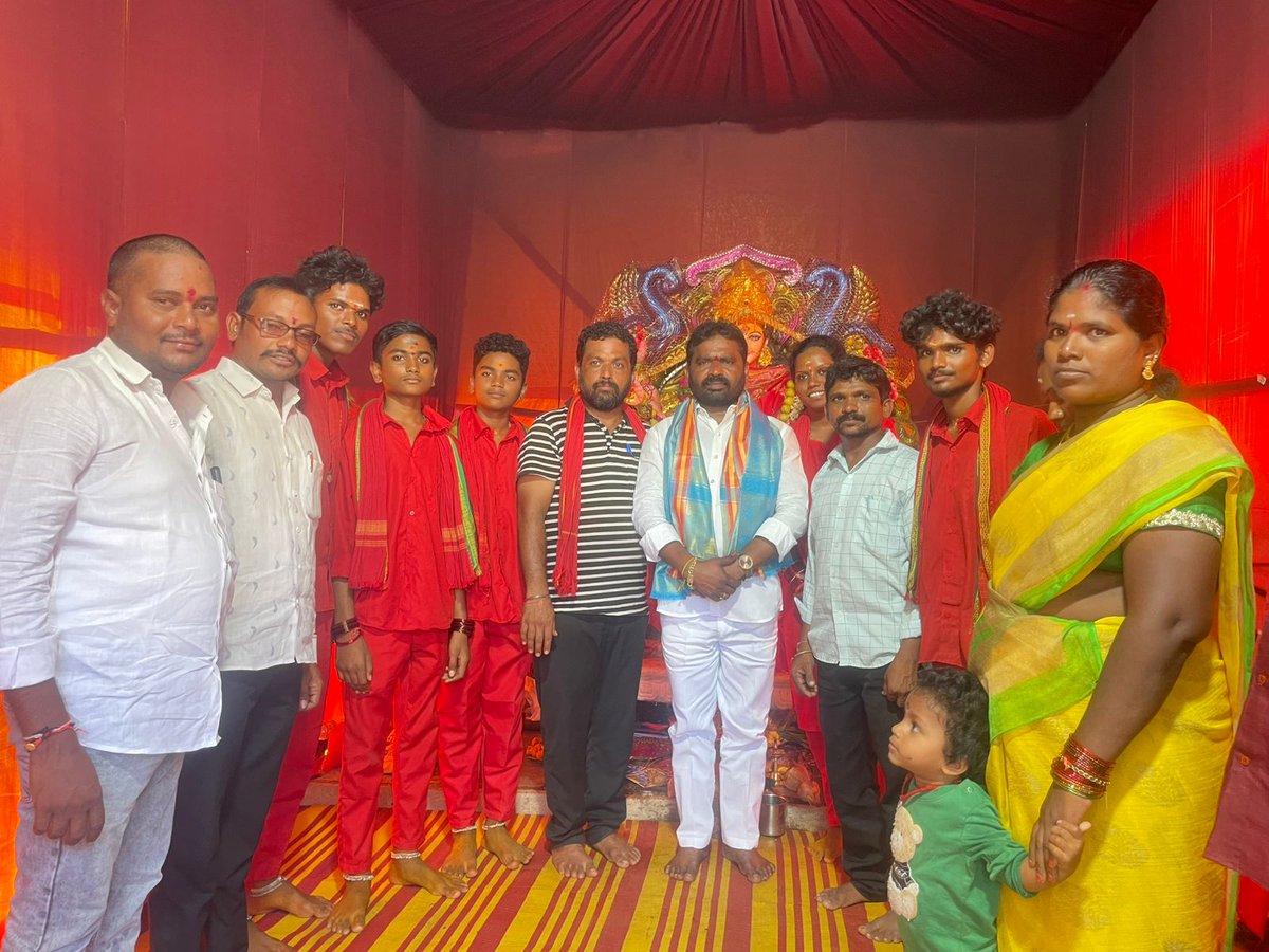 సూర్యాపేట జిల్లా కేంద్రంలోని మొదటి విడుత ఇందిరమ్మ కాలనీ లో శరన్నవరాత్రి ఉత్సవాల్లో భాగంగా హరి బాబు గారి ఆధ్వర్యంలో ఏర్పాటు చేసిన శ్రీ కనకదుర్గ అమ్మవారి ని దర్శించుకున్న  తెలంగాణ రాజ్యాధికార పార్టి రాష్ట్ర ప్రధాన కార్యదర్శి వట్టె జానయ్య యాదవ్ గారు