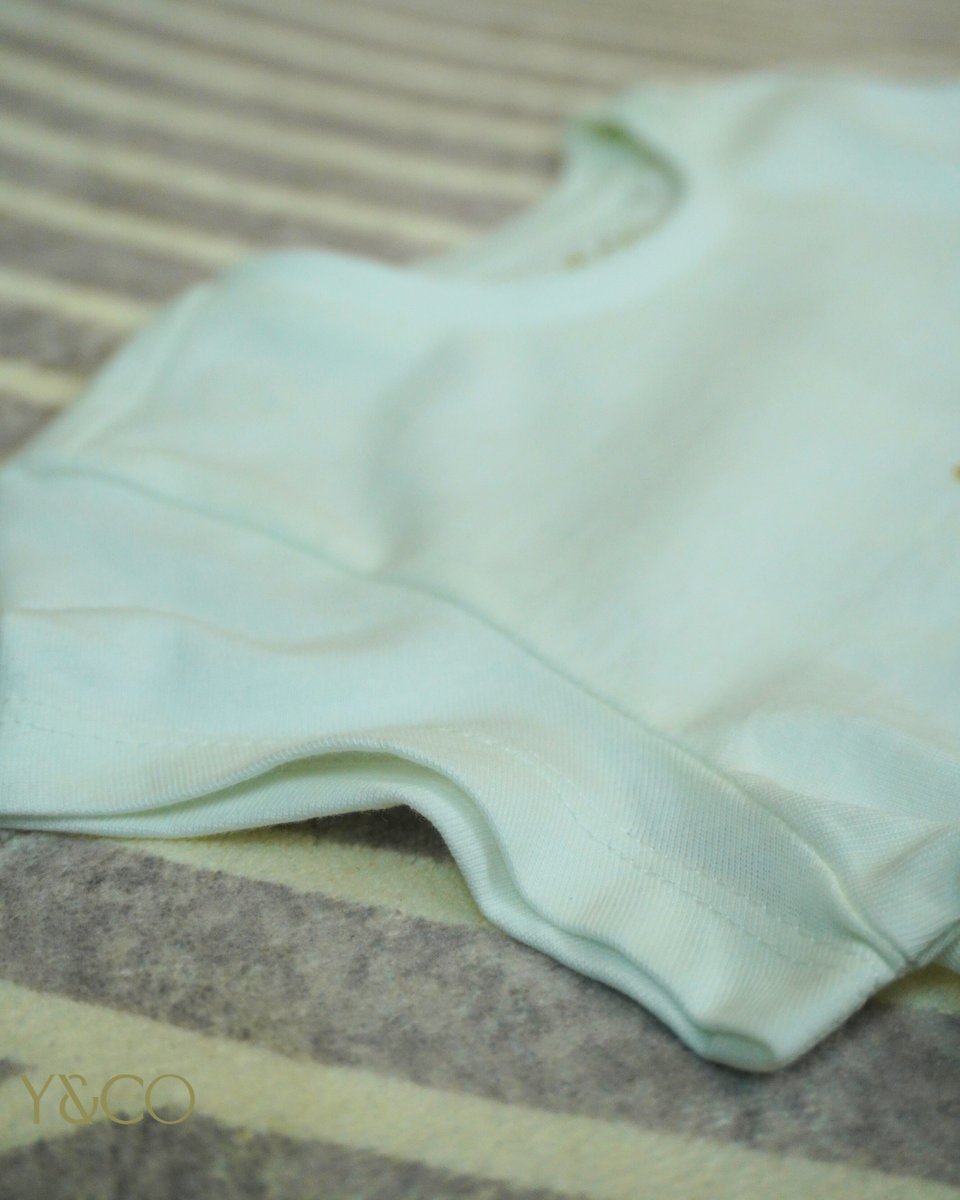 yandco_official's tweet image. Drop Shoulder T-Shirt in Bright White brings effortless style with a playful flower vase glitter print.
Visit Now: yandco.ae/products/flowe…
#glitterprint #basictees #shortsleeve #kidsfashion #yandco