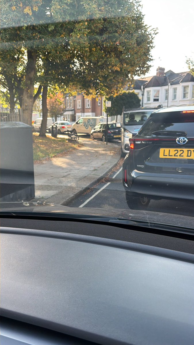 Yan6timesProd's tweet photo. @tesla satnav has to be the worst. Decided to follow it today, (for some reason that I can’t explain) I usually don’t because it’s so atrocious. Been stuck in the most horrendous traffic for last 15-20mins barely moving and my car still thinks it’s all blue. Pile of shit. https://t.co/mDkoN4HEik